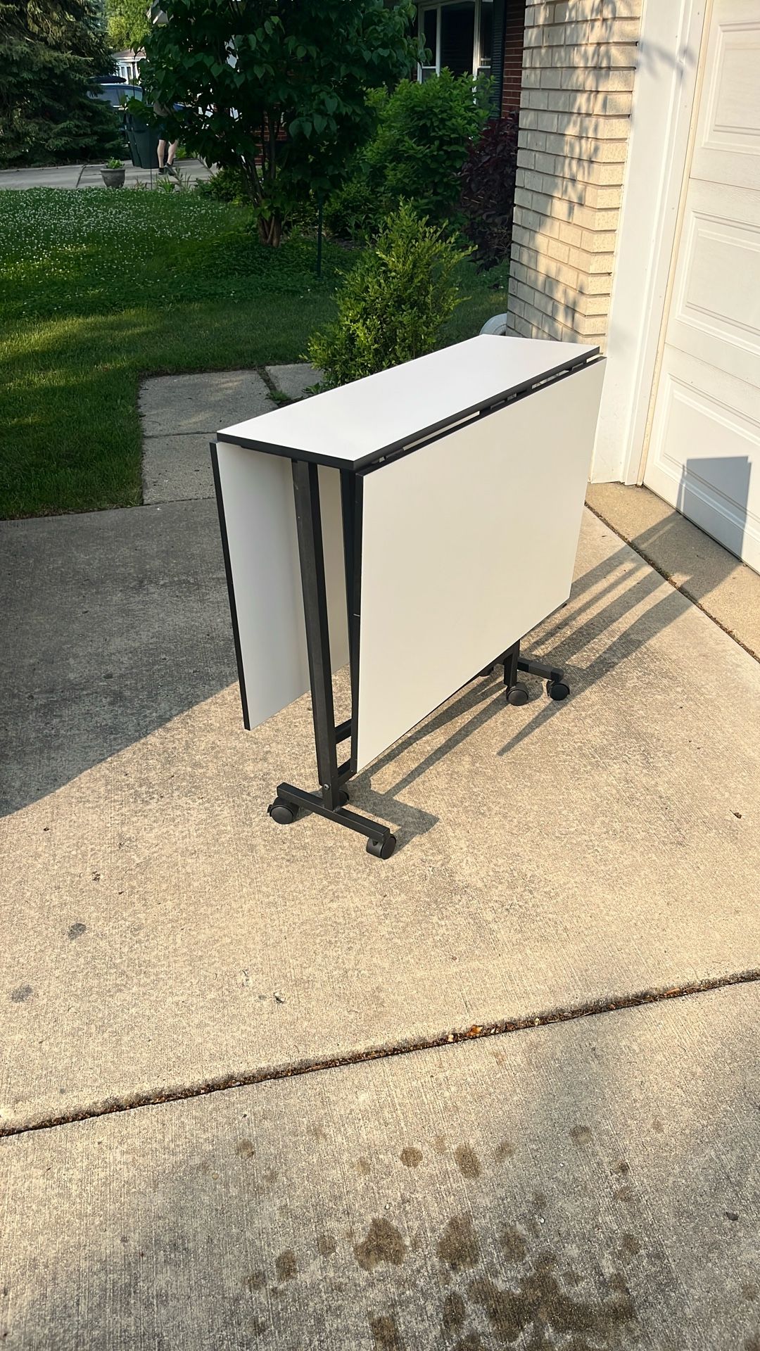 Adjustable Solid Table