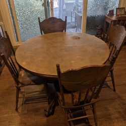 Vintage Expandible ball And Claw American Solid oak Table , 4 Chairs,Table pads Included, Plus The Leaf And Pad For TABLE leaf. OBO