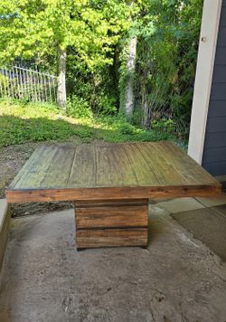 Like New Dining Table / Indoor Outdoor Table