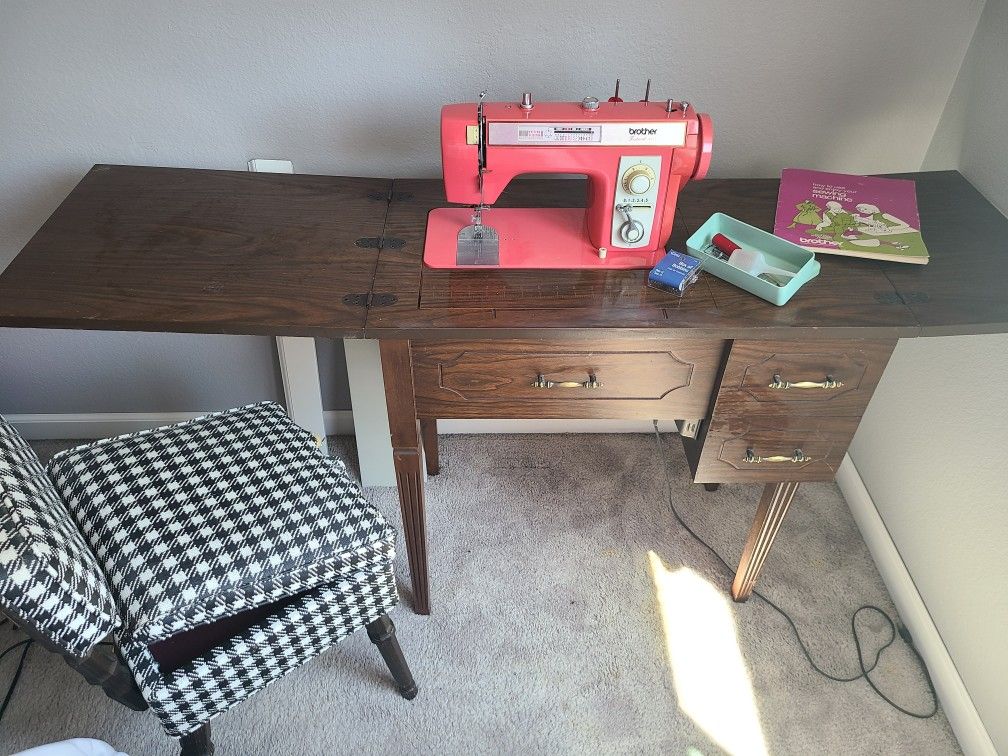 Vintage 1973 Brother Festival 461 Hot Pink Sewing Machine In Cabinet W/storage Chair