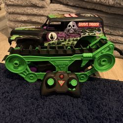 Monster Jam, Official Grave Digger Trax All-Terrain Remote Control Outdoor Vehicle, 1:15 Scale, Kids