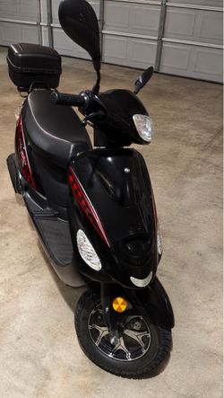 HHH 49cc/50cc Gas Scooter Moped with Rear Trunk – Black