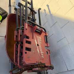 Milwaukee leveling tripod