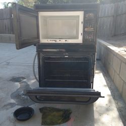  27" GE MICROWAVE AND OVEN COMBO BLACK COLOR Combination Wall Oven, 27" Size, 1.6 cu. ft. Upper/3.8 cu. ft. Lower Capacity, Extra-Large Oven Unit Capa