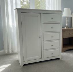 Delivery Available! Modern White Talk Bedroom Storage Dresser Chest Shelf cabinet! Good condition! Missing wooden slat on left side see pics. Doesn’t 