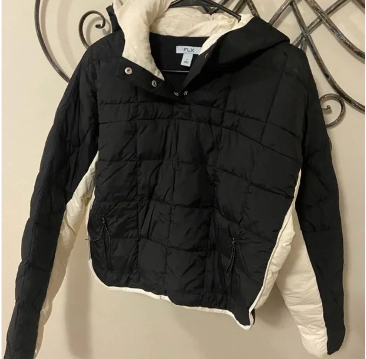 White & Black Women’s cropped FLX puffer coat