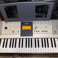 Yamaha PSR-E323 digital keyboard in silver