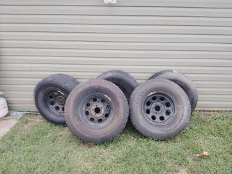Jeep set of 5 Tires on Steel Wheels. Size: 35x12.50r17lt