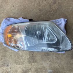 2004 Chrysler Town And Country Headlight