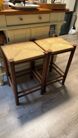 Bar stools / counter