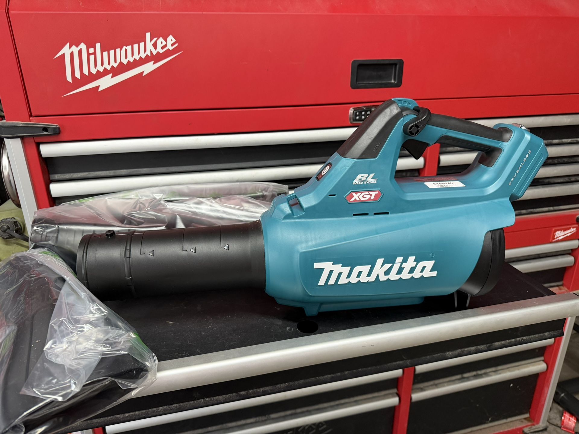 MAKITA XGT 40V Max Brushless Cordless Leaf Blower (Tool Only)