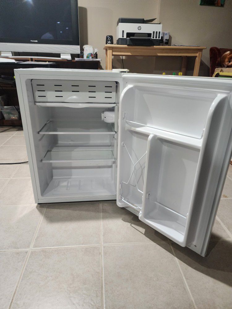 Insignia Mini Refrigerator, Used - Good Condition 
