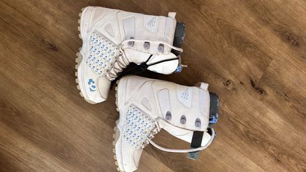 Women’s snowboarding boots 7.5