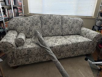 7 1/2 ft sofa LIKE NEW!