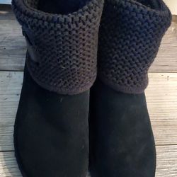 UGG Women's Shaina Boots  Womens Size 6
Authentic 