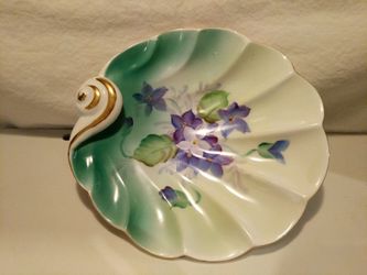 Vintage Lefton clam shell shaped jewelry dish(?) trimmed in gold