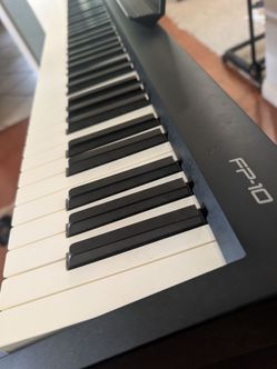 Roland FP10 keyboard piano student