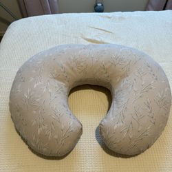 Boppy / Nursing pillow