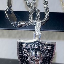 Raiders Pendant With GLD silver chain. 