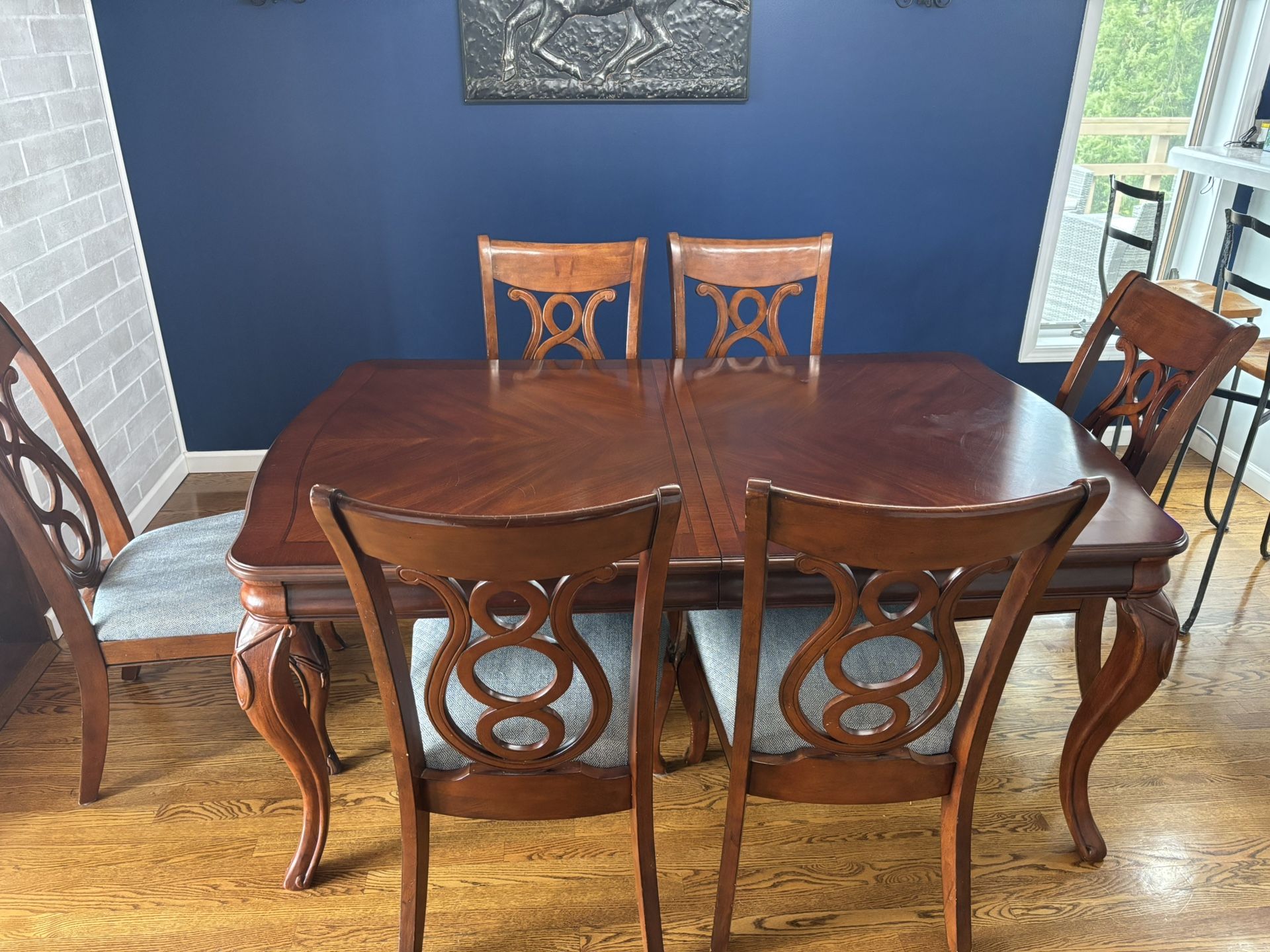 Dining Room Table & Chairs