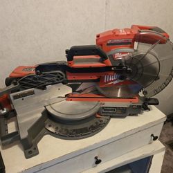 Milwaukee Fuel Compound Miter Saw + Battery + Blades