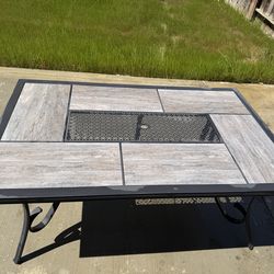 Outdoor tile and metal table with 6 chairs!