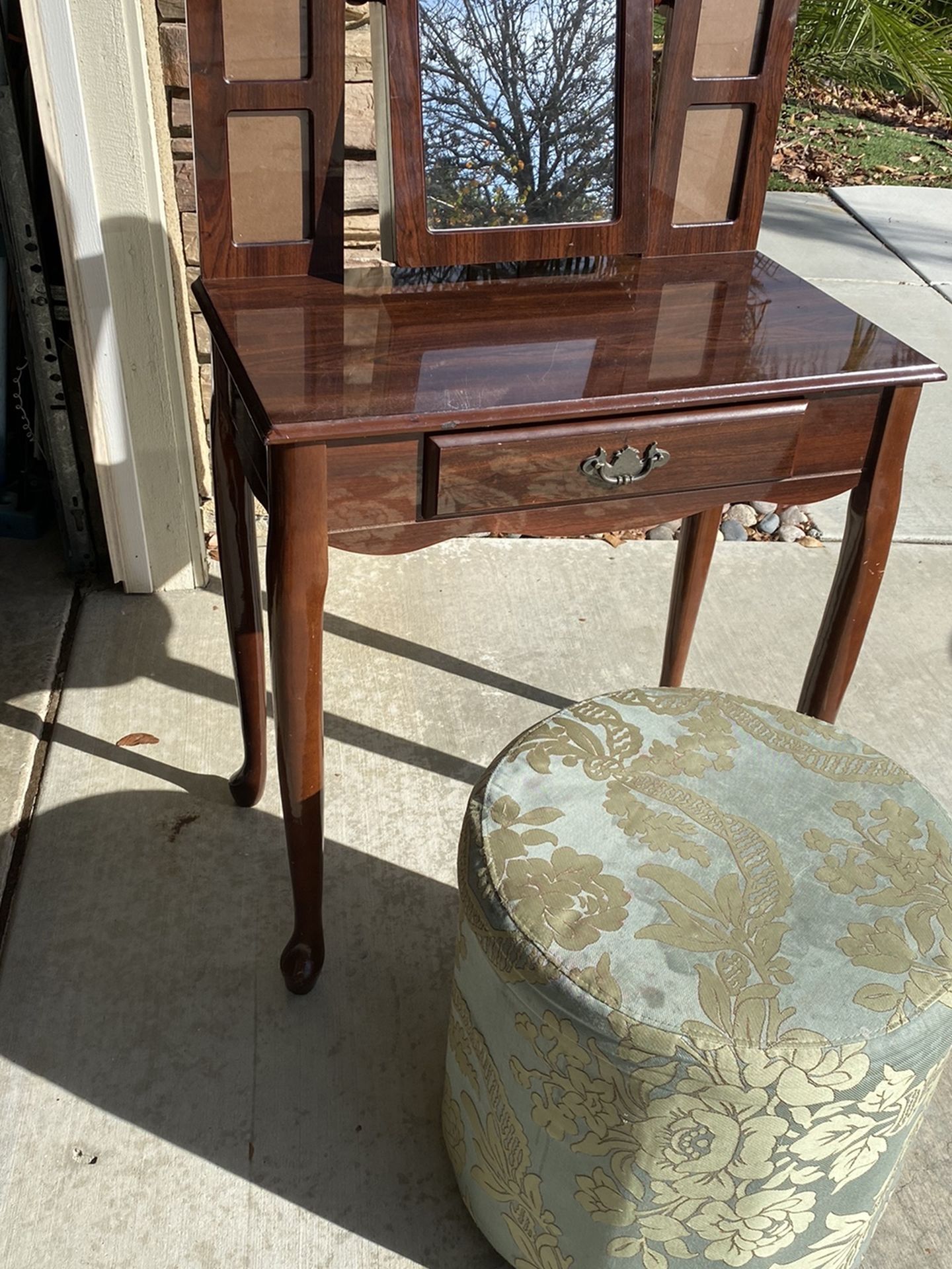 Beautiful Vanity Table With Drawer And It Has Jewelry Storage And has Frame For Pictures In Great Condition