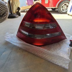 Mercedes Benz Tail Light Assembly Pair