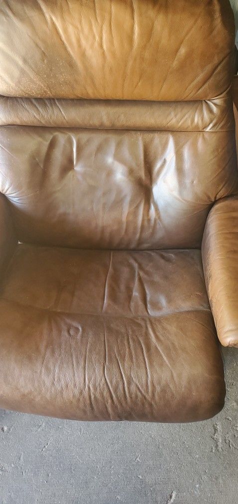 ekornes leather chair and ottoman