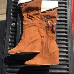 Massini Suede Woman’s Boot With Fur Upper & Inner Zipper In Size 8 & Size 6