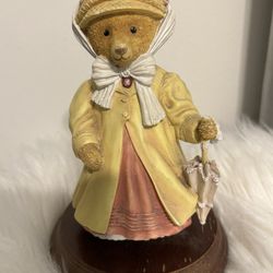  Beautiful :Dept 56 Upstairs Downstairs Bears Mrs Henrietta Bosworth Socialite Lawson. 6" Tall. It's in good condition.