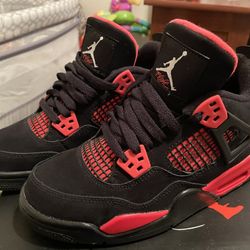 Jordan 4’s “red Thunder” Size 4.5y
