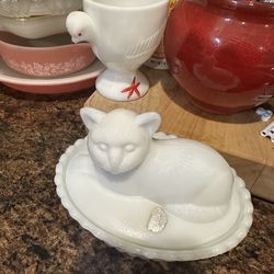 Vintage westmoreland cat on nest
