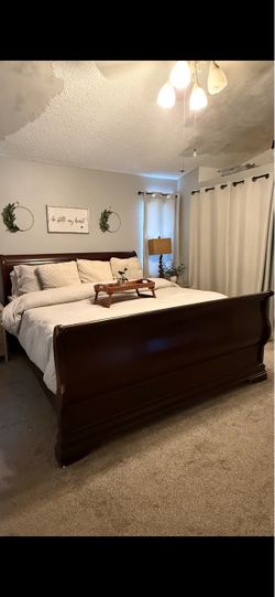 Sleigh bed
