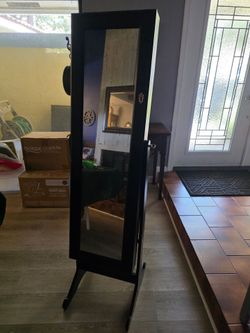 Mirrored jewlery cabinet