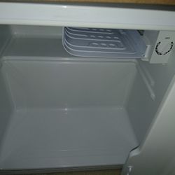 Small Compact Mini-Fridge Fridge Refrigerator 