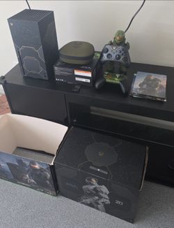 Halo limited Edition Xbox Series X bundle (2TB) of storage