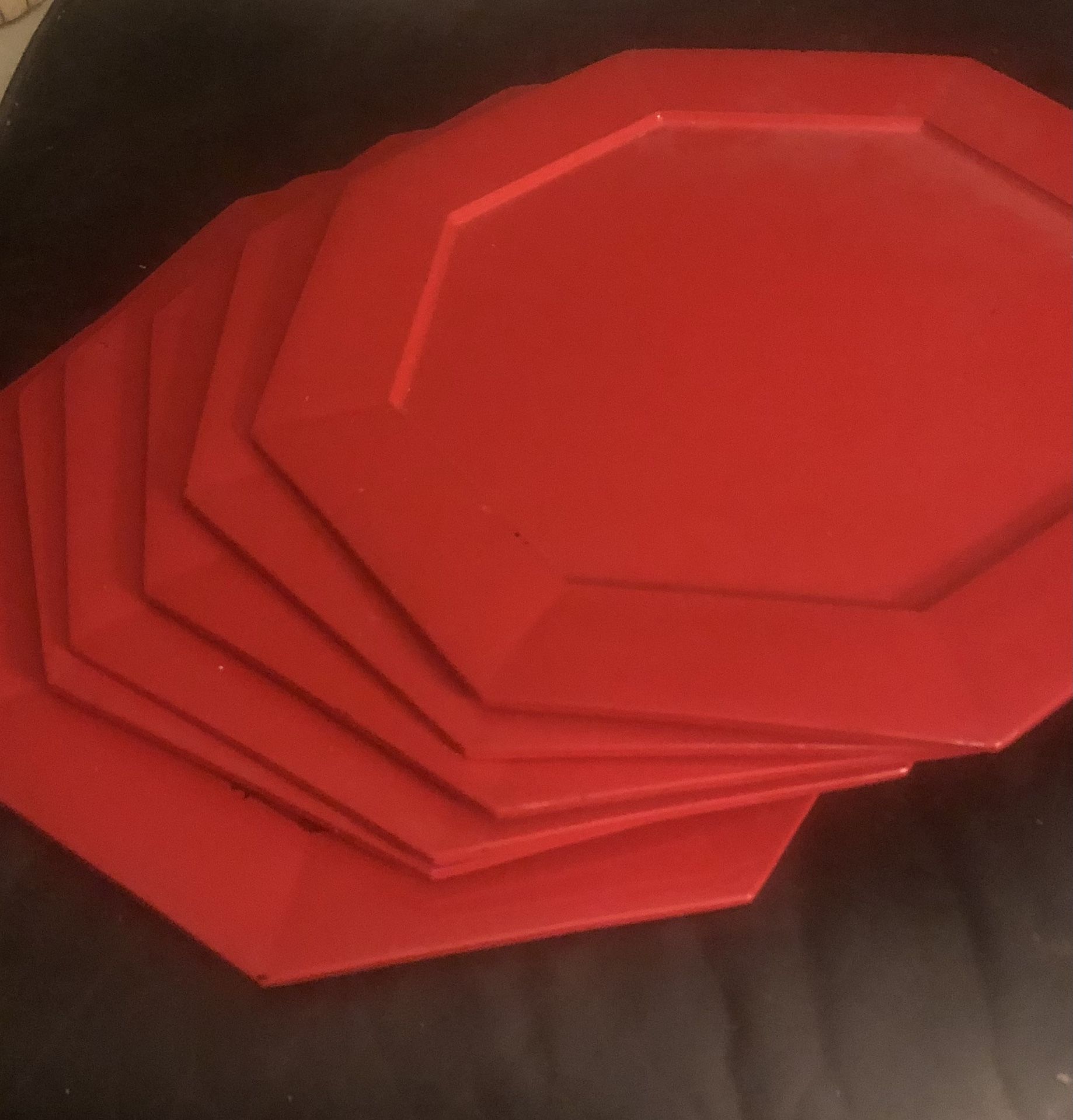 6 Red Plastic Plates