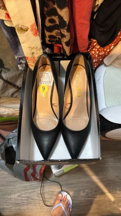 Dressing black shoes/ Zapatos de vestir