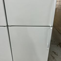 White Top Freezer Refrigerator With Ice Maker 