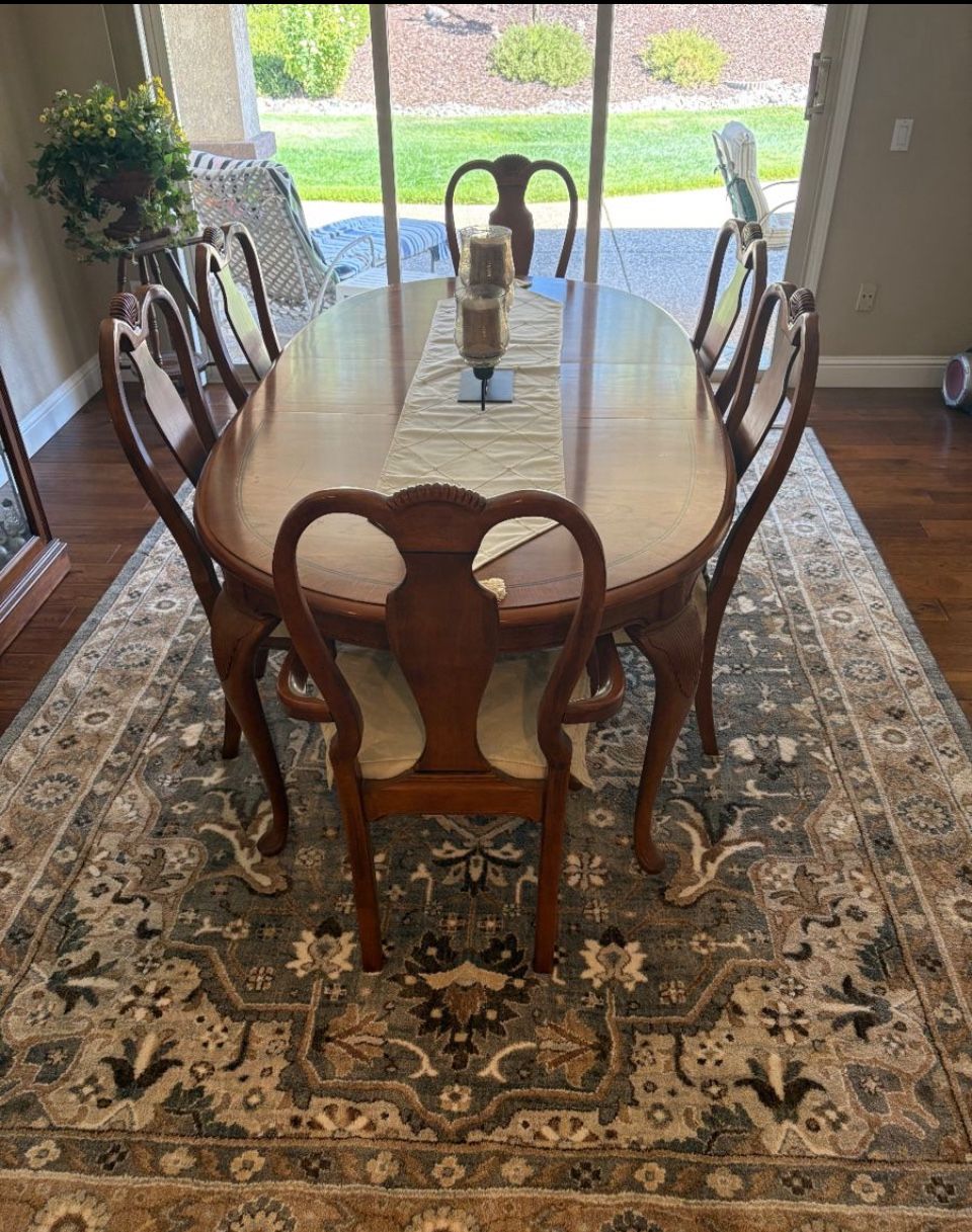 Dinning Table & 6 Chairs. Excellent condition. 2 leaves & pads for the top. Delivery available