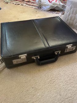Locking briefcase