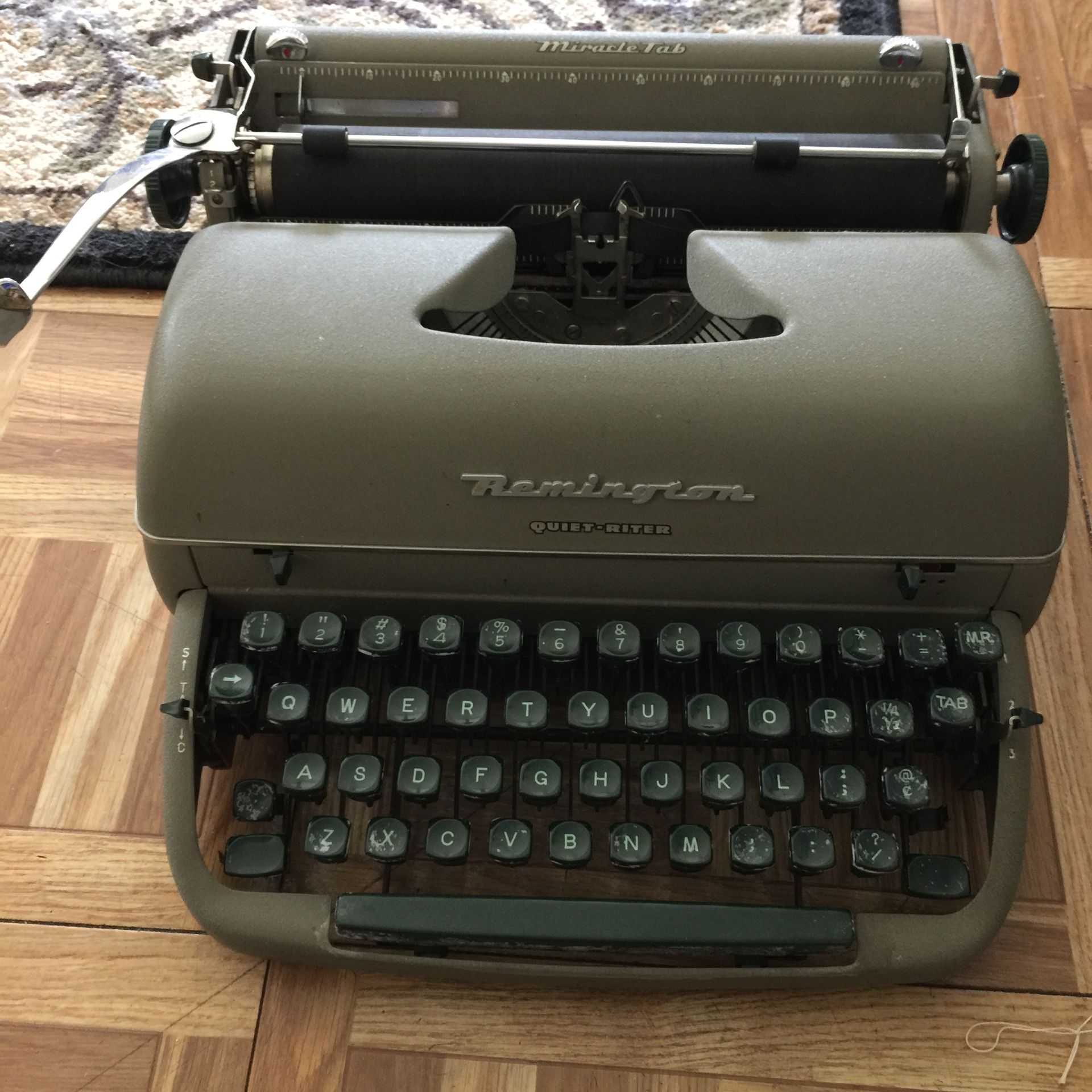 Cool, vintage Remington manual grey/green typewriter