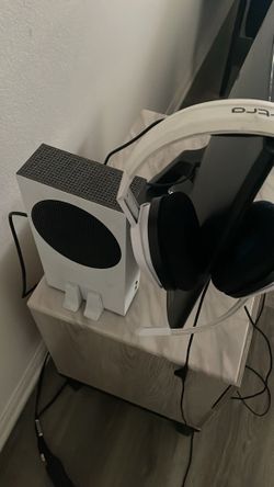 Xbox Series S Controller And Monitor