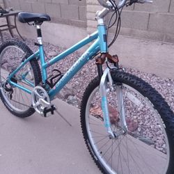 Nice Bike DIAMONDBACKS SORRENTO TIRES SIZE 26 READY FOR RIDE 