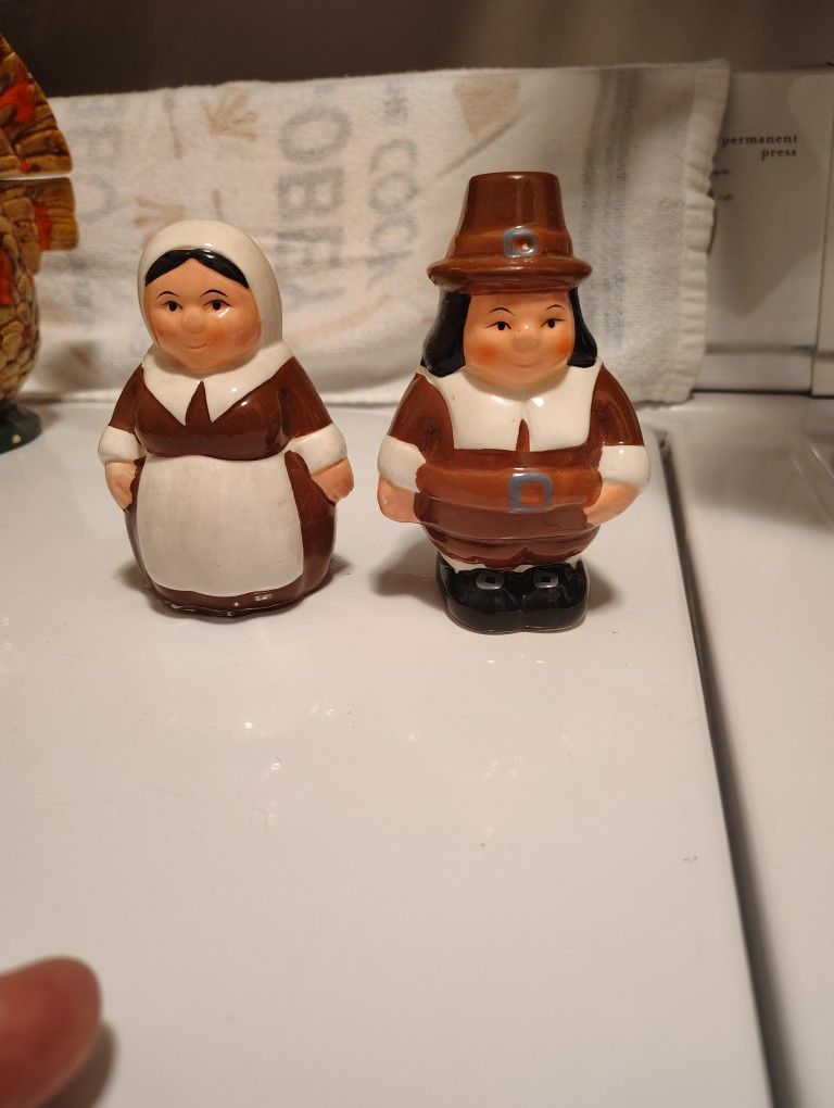 Thanksgiving Pilgrims Salt & Pepper Set