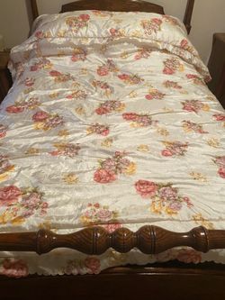 Floral patterned comforter/ bedspread