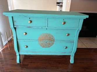 Dresser with 5 drawers