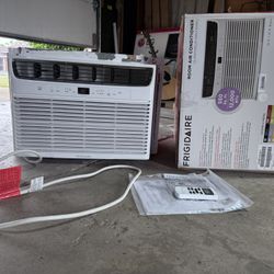 12,000 BTU 115V Window Air Conditioner Cools 550 Sq. Ft. with Remote Control in White