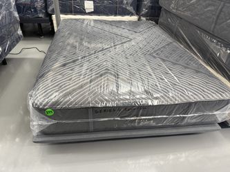 QUEEN SIZE SIMMONS BEAUTYREST BLACK SERIES 1 (EXTRA-FIRM) MATTRESS & BOX SPRING BED SET